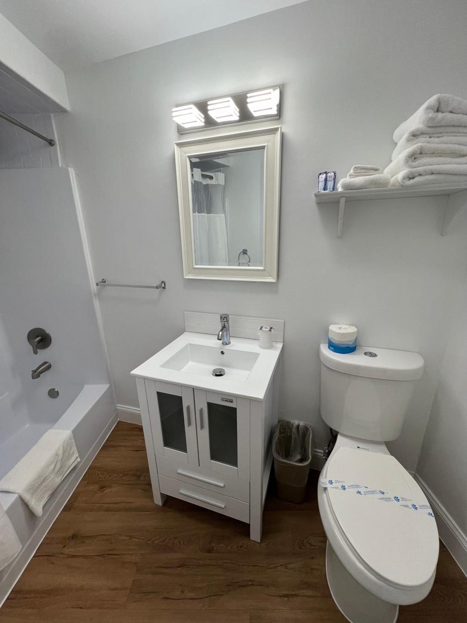 Sand Pebble Motor Lodge 포인트 플레전트 비치 외부 사진