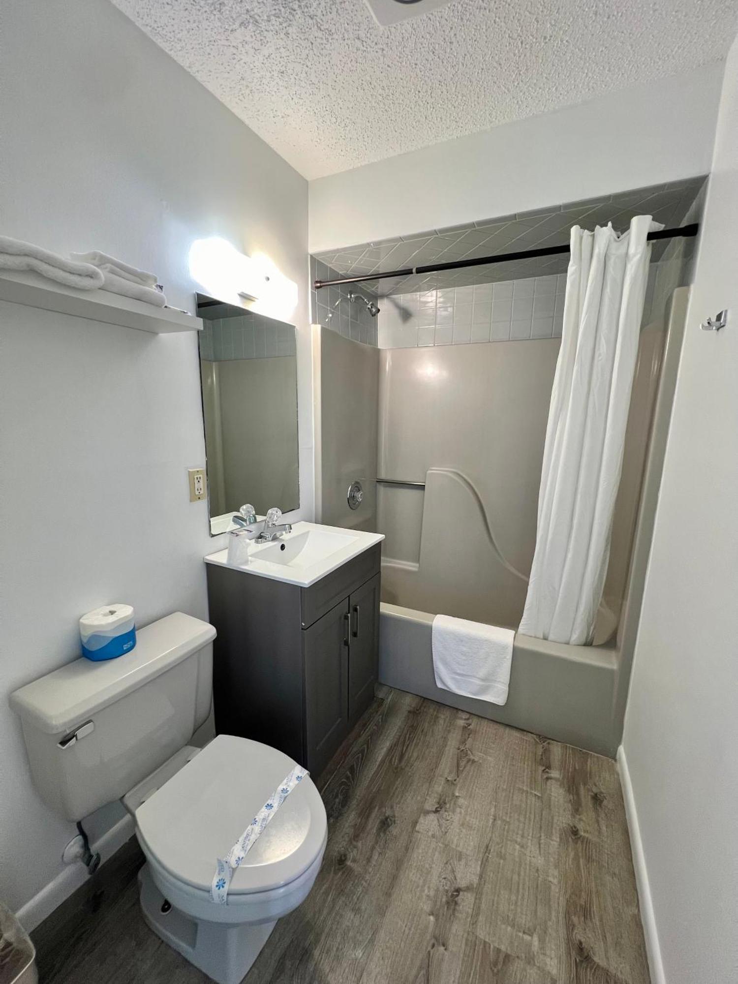 Sand Pebble Motor Lodge 포인트 플레전트 비치 외부 사진